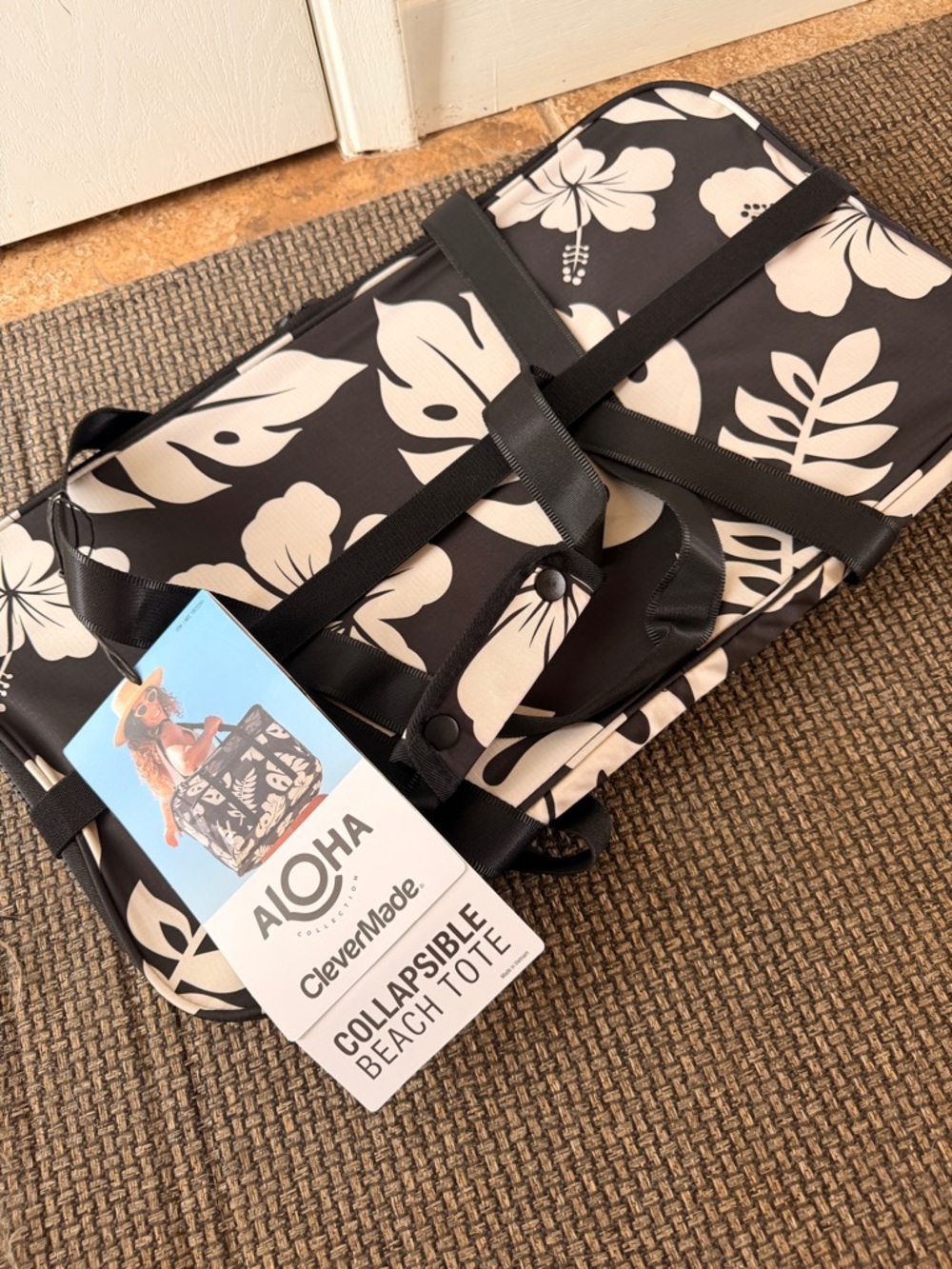 NWT ALOHA Collection Black & Cream Tropical Mesh Zip Tote - Picture 4 of 4